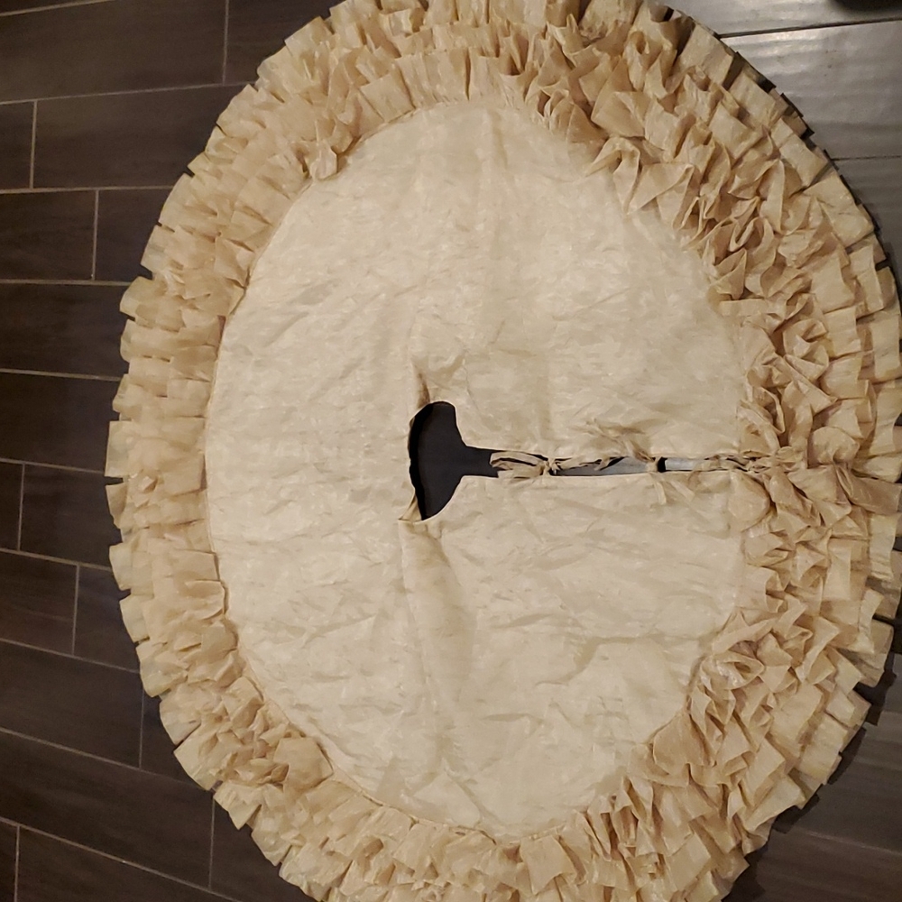 Elegant Gold Lame 4 Tiered Ruffled Christmas Tree Skirt 52" Diameter - Picture 8 of 9